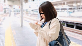 Nana Amano, seorang pelajar perempuan beruniform yang mengelirukan di dalam kereta api