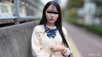 Seorang gadis berpakaian seragam dengan pakaian seragam di atas kereta api yamashita moeka