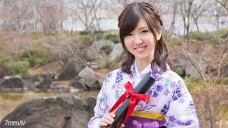 Ukiran cinta peringatan graduasi dalam hakama / Aoi