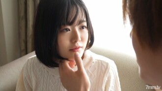 清澈的眼睛和黑髮的純情色少女 / Nico