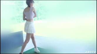 Angel Movies chattet mit einer schönen Schwester, die ihre schneeweißen Brüste auf dem Golfplatz schwingt