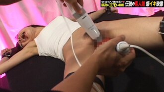 Eine Friseurin wird gleichzeitig mit mehreren elektrischen Massagegeräten und Vibratoren angegriffen und verliert das Bewusstsein.