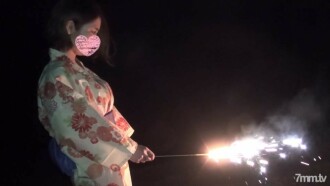 * Begrenzter Sommer ist das Meer! !! Yukata-Feuerwerk und Badeanzug ♥ Und schließlich ist es SEX ♪ [Personal Shooting]