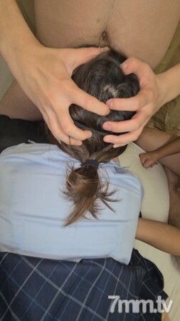 [Tournage personnel] Une fille naturelle du Tokyo Metropolitan Commercial High School ●, après avoir demandé de l'aide, elle est continuellement éjaculation vaginale avec quatre bâtons de viande.