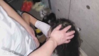 Seorang ibu kepada dua orang anak yang tidak tahan dan membocorkan suara kegembiraan di samping anak perempuannya yang kelaparan