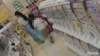 [Individuell] Sich Zeit für Kinder nehmen und Interesse sammeln. Eine zierliche Frau wurde mit dem Stock eines Fremden gefickt, während sie ihre Stimme unterdrückte.