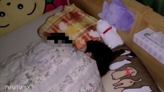 Mantan istri dan anak simpanan perak. Itu pikiran pertamaku ketika aku masih kecil, aku di 3P pertama, dan kesenangannya hilang, dan creampienya ada di ronde kedua.