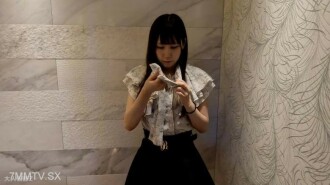 MOMO (21) Linda cabeça raspada do balconista de uma loja de massagens, massageador elétrico para fumaça japonesa e fumaça