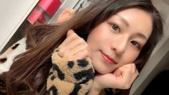 女だけど責めたい…。M字開脚でヨダレを垂らしながら夢中でチンポしゃぶしゃぶ。激しいフェラと乳首舐めとキスで唾液まみれにされるM男くん…。