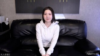 志乃（19歲），鄉村新人，第三次嘗試。粗糙的振動棒插入肛門，回到半倒立姿勢，肛門被插入生殖器和肛門。