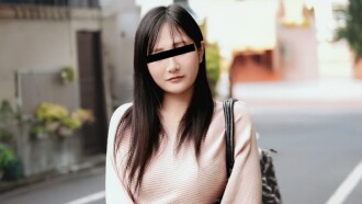 一位休息日的女招待被猛烈地射精，以至於失去了意識。