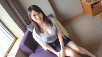 [Pukulan pertama] [Kecantikan Kyoto dengan payudara besar semulajadi] [Wanita maksiat yang sudah berkahwin] Isteri Hannari Kyoto berbadan kelas SS. Di ruang maksiat, cincin di jari manis bercahaya keruh. [First shot] Aplikasi AV pada jaring → AV experience shooting 1082